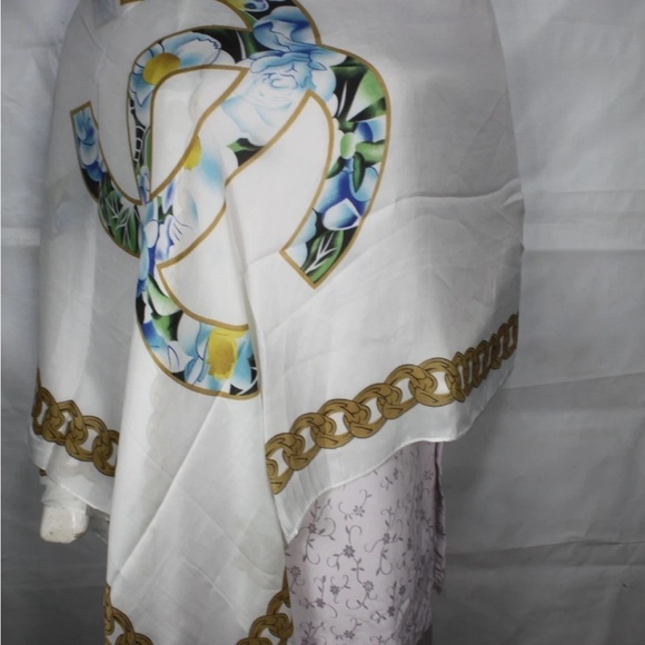 ❌sold❌CHANEL White and Gold Scarf with Floral Design - Picture 1 of 2